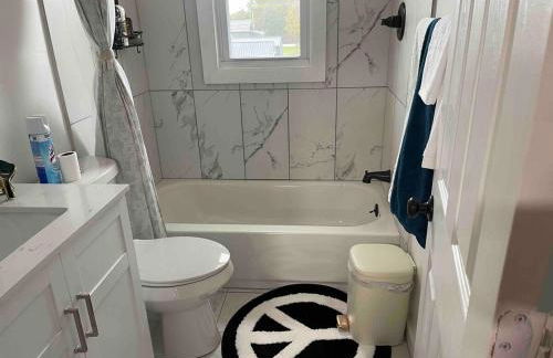 Cozy Roomy family sized apartment on major bus route close to all - Foto 34