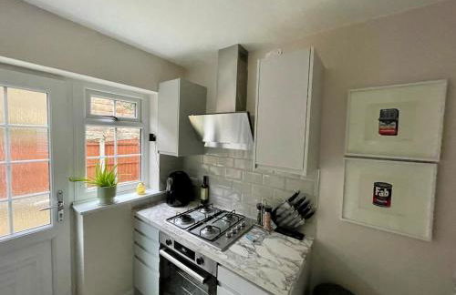 3BR, Sleeps 5, Free Parking, Fast WiFi, Near M62 & Leeds - Foto 12