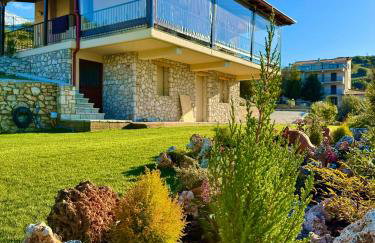 Alexi's House - Photo 2