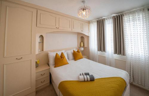 Spacious 3BR House By Kammili Properties in Westhoughton - Free Parking - Photo 15