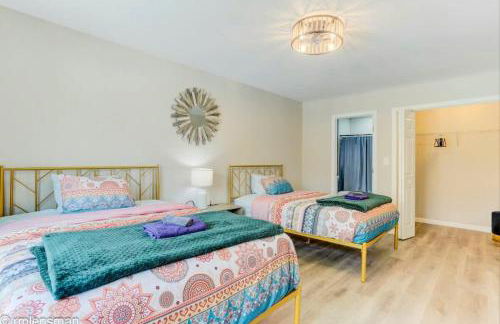 The Hut House 3BR 3BA Game Room Massage Chair - Foto 61