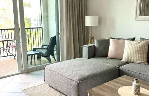 Stylish 3rd-Floor Condo with Golf Course Views - Foto 8