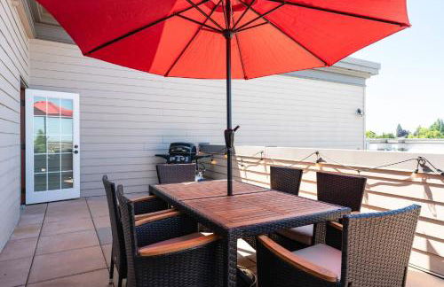 Chic 2BR • King Beds • Huge Patio • 95 Walk Score! - Foto 46