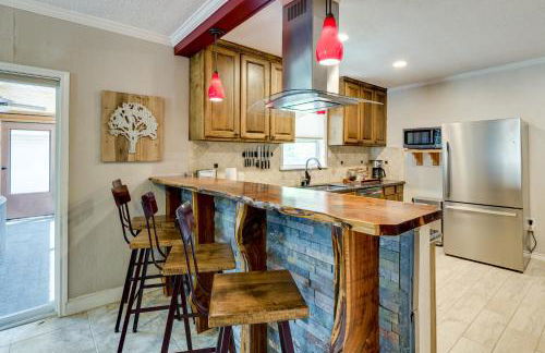 Hot Tub and Outdoor Kitchen Stylish Home in Bryan - Foto 9