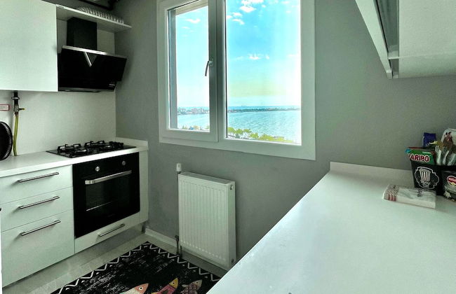 Perfect Lake view Entire Apartment - Photo 8