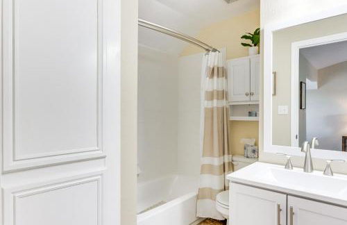 Pool and Lake Access Lovely Monkey Island Getaway - Foto 19