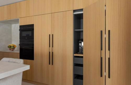 Ultra-Modern 5-Bed Luxury Chalet with Private Pool & Home Cinema 13 Min To Beach - Foto 13