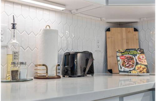 5BR3BA Minutes from the Action with Skyline Views - Foto 10