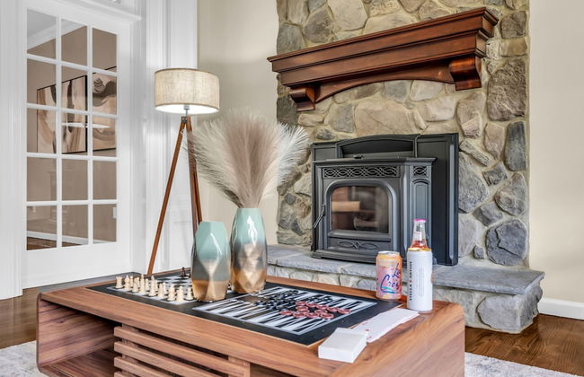 Family Retreat With Autumn Views and Fireplace - Photo 15