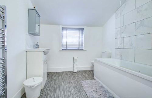 Newly Refurbished 3 Bed 2.5 Bath House in Staines - Foto 21