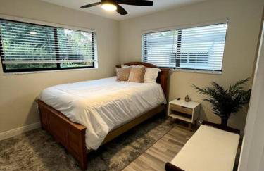 Modern Tropical Oasis with Arcade, HotTub & MiniGolf - Foto 15