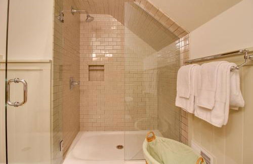 Serene Silver Bay Home on Lake George with Boat Slip - Foto 23