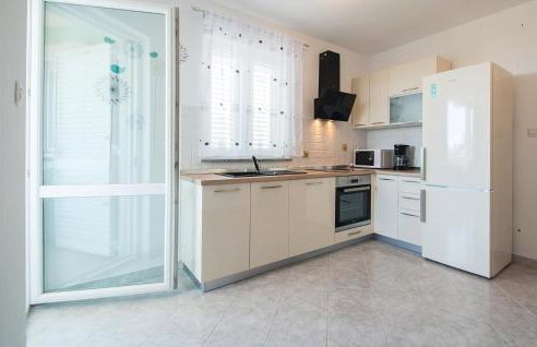 2 Bedroom Awesome Apartment In Labin - Photo 9