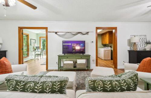 Secluded Lakefront Escape w Private Dock, 600ft Shoreline and Views, Sleeps 13 - Foto 29