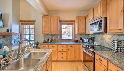 Ski-InandSki-Out Donnelly Townhome with Hot Tub! - Foto 3