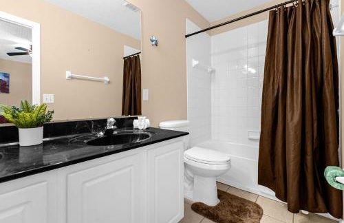 Upstay Home w Pool Hot Tub & Patio - Pet Friendly - Foto 32