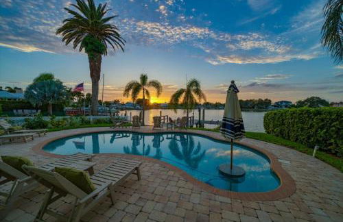 Waterfront Luxury w/ Heated Salt Pool & Golf Cart - Foto 36