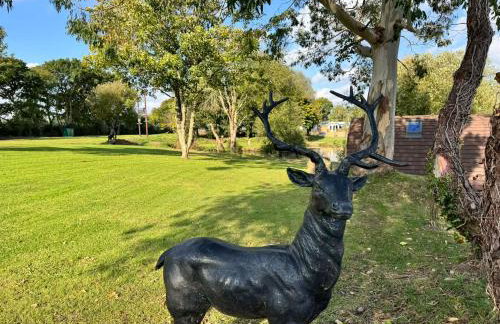 Peaceful Lake Retreat - Fishing Lakes, Heated Outdoor Swimming Pool 500yrds on Sister Park , Pool Open April to September - Foto 34