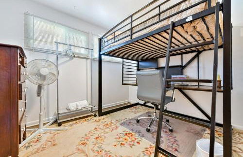 Family Perfect 4BR Home with Hot Tub, Pool Table, Fenced Yard, Cozy Fireplace, Mountain Views, Walkable Neighborhood, Near Parks, Dining, and Adventure - Foto 46