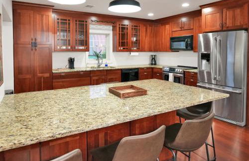 Lakefront Lodge with King Beds and Game Lounge - Foto 14