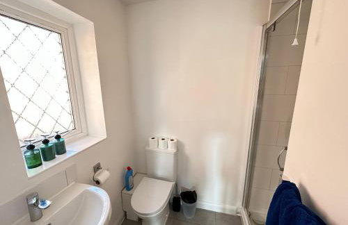 Modern 3 bed House with two bathrooms! Free parking! - Foto 14