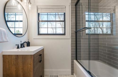 Smokys Landing Disc Golf Game Room Hot Tub - Photo 24