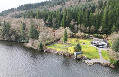 WATERSIDE 3 BED COTTAGE, HOT TUB, SAUNA, PVT BEACH - Foto 1