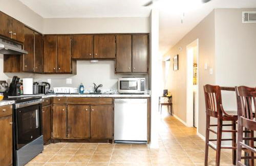 Rest Easy Retreat - 2BR Near SHSU - Pool - WiFi - Free Parking - Foto 60