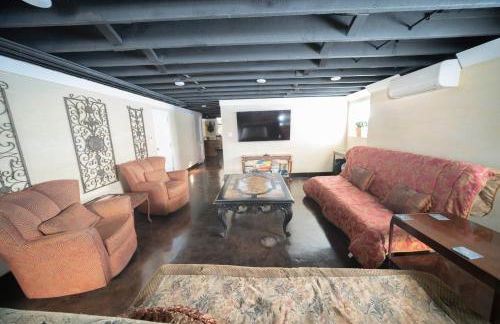 Bootlegger House Sleeps 10-20 Free TV & Parking - Foto 29