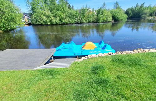 Ferienhaus Deluxe, direkt am See, mit hauseigener Panorama Außensauna, zwei Badezimmern, Tretboot, Kamin, in direkter nähe zum Kinderspieleparadies sowie Reit- und Ponyhof, 1 bis 8 Personen - Photo 8