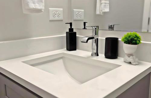 Modern 4BR Townhouse with Parking & Lake Views - WVille rep 4 - Foto 17