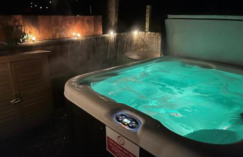 The Old Pumphouse Shepherds Hut with Hot Tub - Photo 2