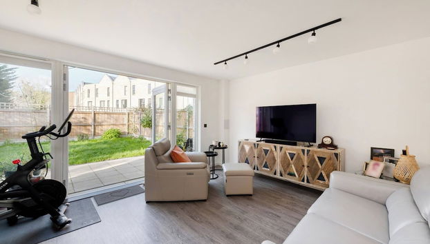 Stylish 3-bed Townhouse With 3 Baths in Southgate - Foto 2, Imagen principal