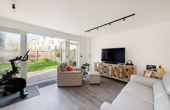 Stylish 3-bed Townhouse With 3 Baths in Southgate - Foto 1