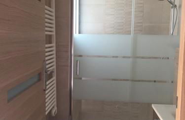 La maison parisienne maison deux pièces à louer au pied du métro - Foto 8