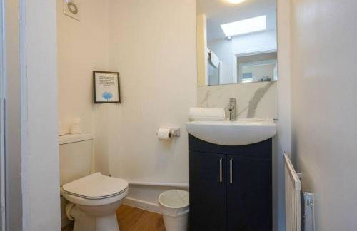 Orchard Bungalow - Sleeps 10 - Close to Town Centre - Free Parking, Pool Table, Fast Wi-Fi and Smart TV with Netflix by Yoko Property - Foto 35