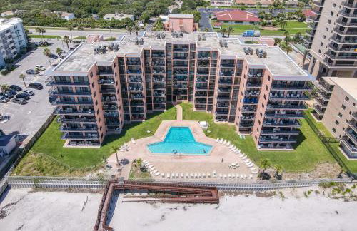 Oceanfront Sunrise Overlooking Pool Walk to shopping dining Sunrise 805 - Foto 2