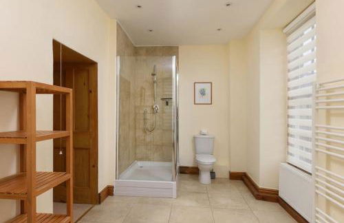 10 Bed Stunning House in village, with Hot Tub - Photo 23