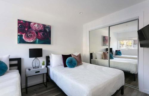 Upscale 4BR Townhouse Sleeps 8 with Fast WiFi - Foto 24