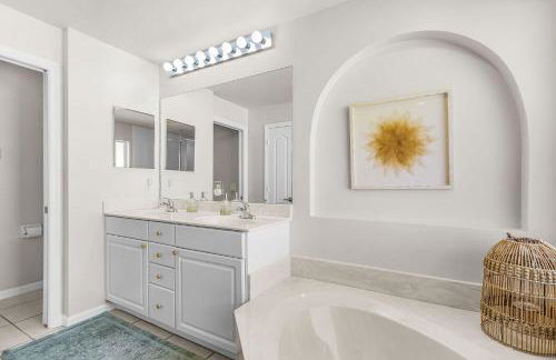 Lazy days and lake views. Beautiful Naples pool home - Foto 18