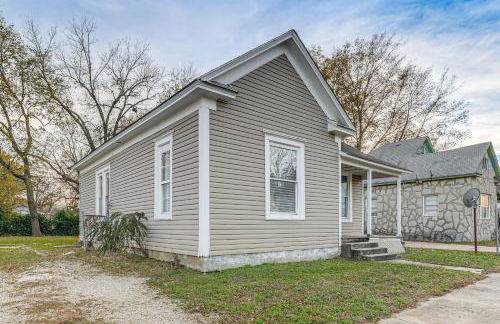 Stroll to Main St Eats! Pet-Friendly Joplin Escape - Foto 2