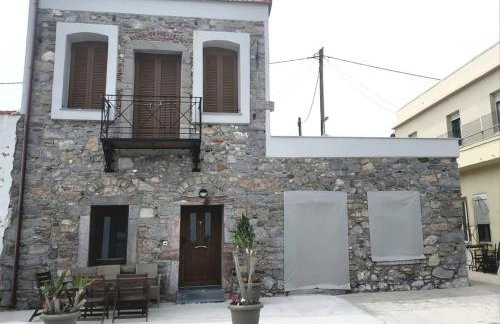 Seafront two-storey house in Kardamyla - Foto 1