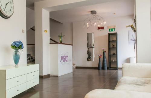 Residence Art - Photo 10