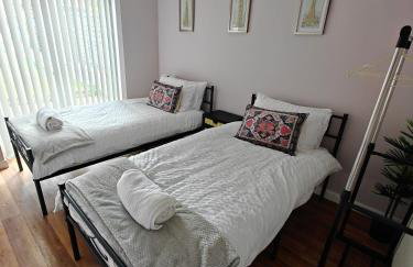 Spacious Solihull Home 5 Beds 2 Sofa beds - Max 10 - NEC BHX Spacious 4 Bedroom Home - NR JLR, Birmingham Airport, HS2 Sites, Resorts World, A45, M42 Mell Square - Regular Work Stays Available - By Samina, ARZ Stays - Photo 11
