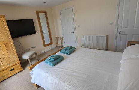 Cheltenham large house with gym, bar & hot tub - Photo 43