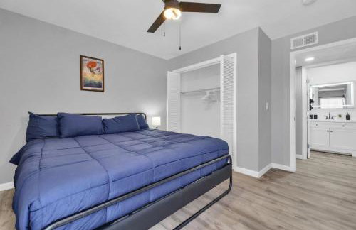 Peaceful 2BR Hideaway Close to Dining and Events - Photo 10