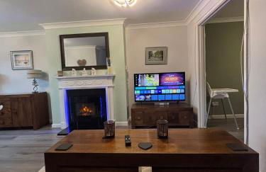 Alverstoke Manor - family home with pool table - Photo 12