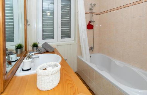 4 Bedroom Beautiful Home In Rogotin - Foto 33