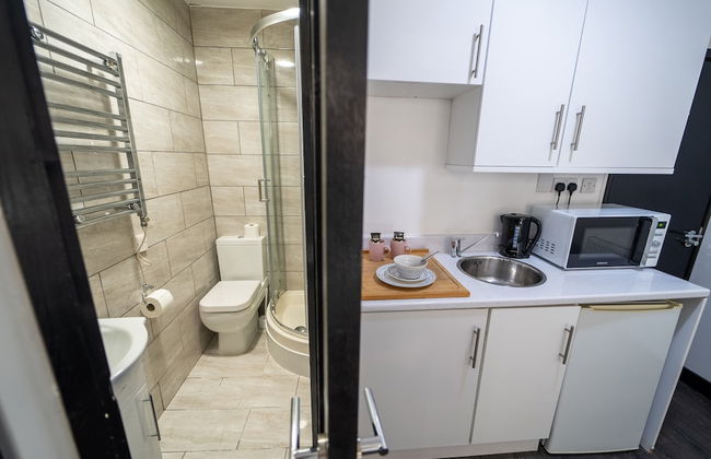 Studio Available Close to Queen Elizabeth Hospital - Photo 8