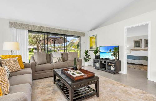 Luxurious Golf Retreat Villa in PGA National! - Photo 2